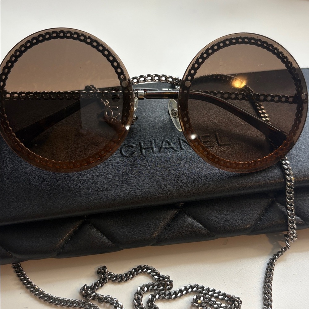 CHANEL Sunglasses with Silver Chain - Picture 4 of 14